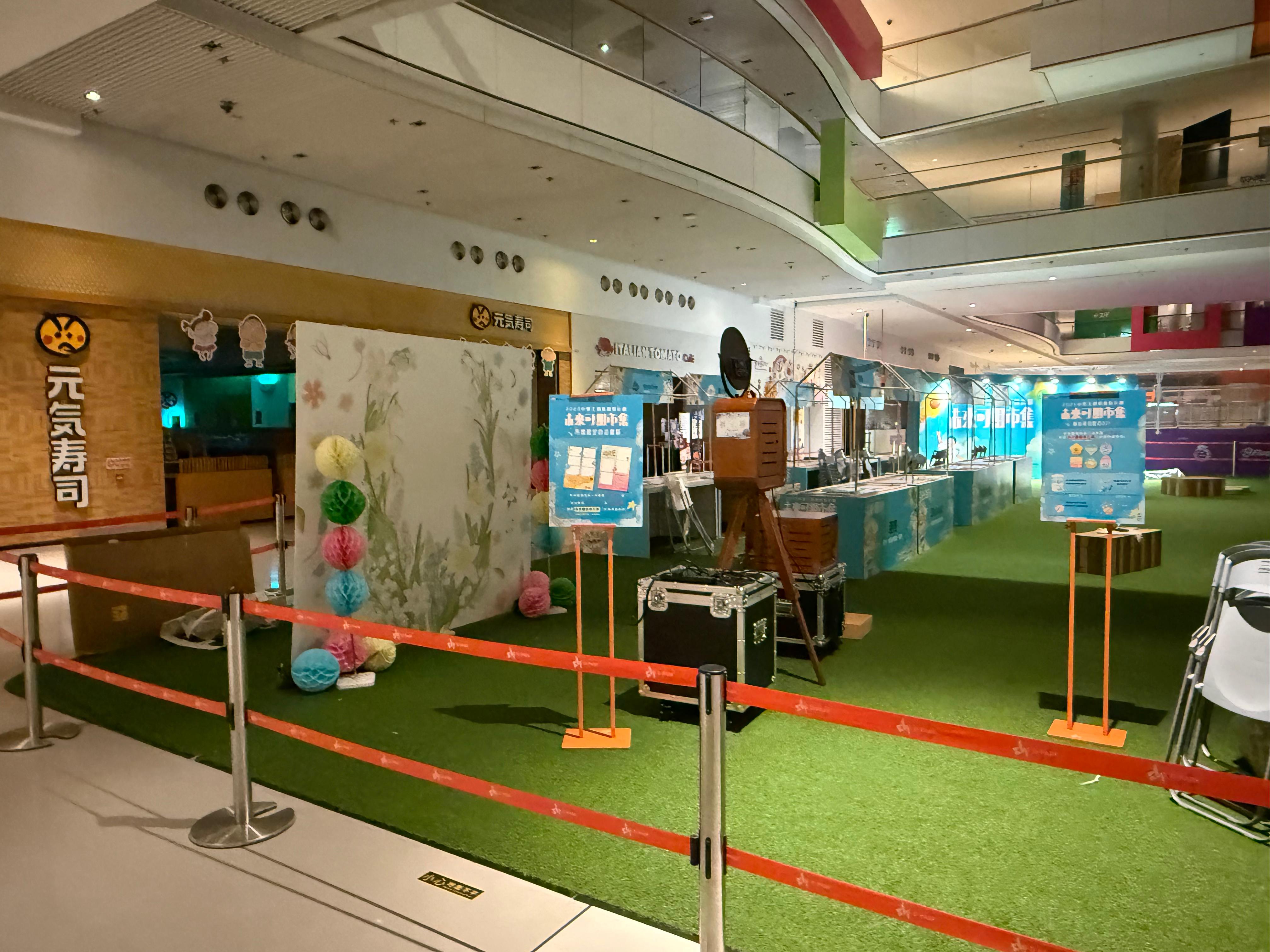 保良局青年創意服務中心@愉景新城——市集攤位,Backdrop,背景板,射燈,假草地毯,裝飾拱門,鋁料,,背膠貼紙,空地攤位_圍板皇有限公司